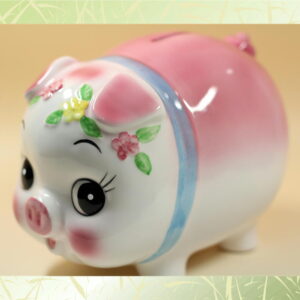 ピンク色の豚貯金箱：斜め画像