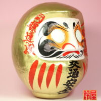 仕事運の開運グッズである交通安全だるま：右斜め前画像