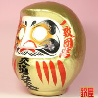 仕事運の開運グッズである交通安全だるま：左斜め前画像