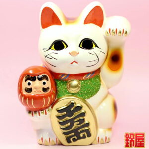 商売繁盛の開運グッズであるだるま招き猫の置物1