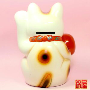 商売繁盛の開運グッズであるだるま招き猫の置物2