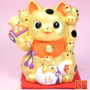 商売繁盛の開運グッズである金色の猫づくし招き猫1