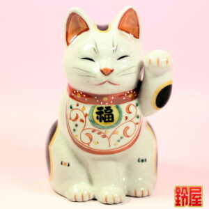 商売繁盛の開運グッズである白色の唐草文様招き猫1