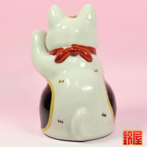 商売繁盛の開運グッズである白色の唐草文様招き猫2