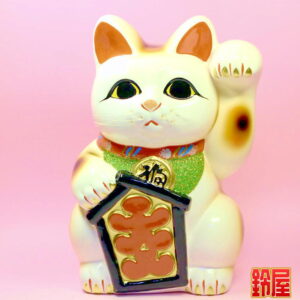 商売繁盛の開運グッズである大入り招き猫の置物1