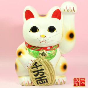 商売繁盛の開運グッズである手長の左手上げ招き猫の置物1