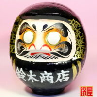 商売繁盛の開運グッズである開店祝いだるま：左斜め前画像