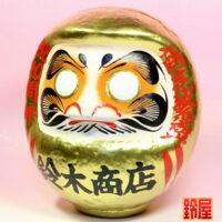 商売繁盛の開運グッズである周年祝いだるま：左斜め前画像