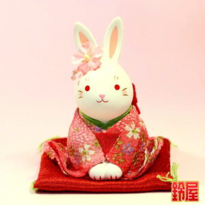商売繁盛の開運グッズであるおじぎ姿のうさぎの置物1