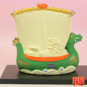 商売繁盛の開運グッズである七福神宝船の置物2