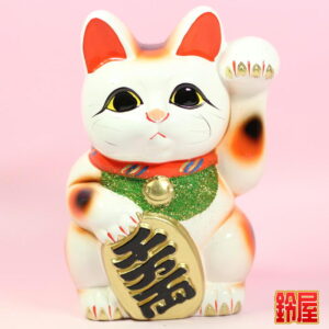 商売繁盛の開運グッズである白色の小判猫の置物1