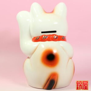 商売繁盛の開運グッズである白色の小判猫の置物2