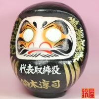 キャリア運の開運グッズである就任祝いだるま：左斜め前画像