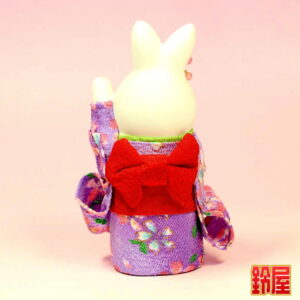 子宝祈願の開運グッズである左手上げのうさぎの置物2