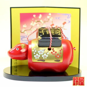 厄除け祈願の開運グッズである赤べこの置物1