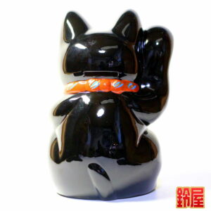 金運アップの開運グッズである黒色の小判猫の置物2