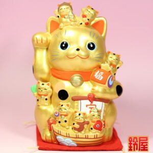 金運アップの開運グッズである金色の七福招き猫1