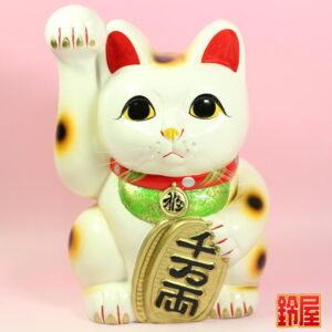 金運アップの開運グッズである手長の右手上げ招き猫の置物1