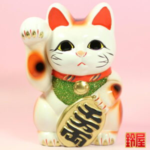 金運アップの開運グッズである白色の小判猫の置物1