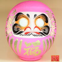 良縁祈願の開運グッズであるピンクの高崎だるま：正面画像