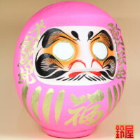 良縁祈願の開運グッズであるピンクの高崎だるま：右斜め前画像