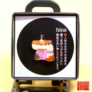 健康運の開運グッズである雛人形のピンブローチ1