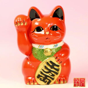 健康運の開運グッズである赤色の小判猫の置物1
