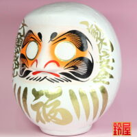 人間関係の開運グッズである白色の高崎だるま：左斜め前画像