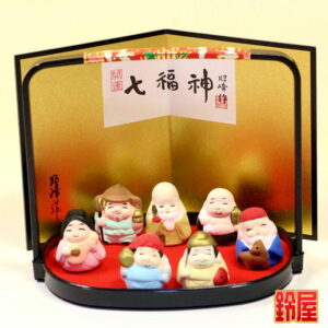 恋愛運の開運グッズであるコンパクトな七福神の置物1