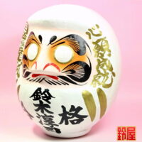 合格祈願の開運グッズである合格祈願だるま:左斜め前画像